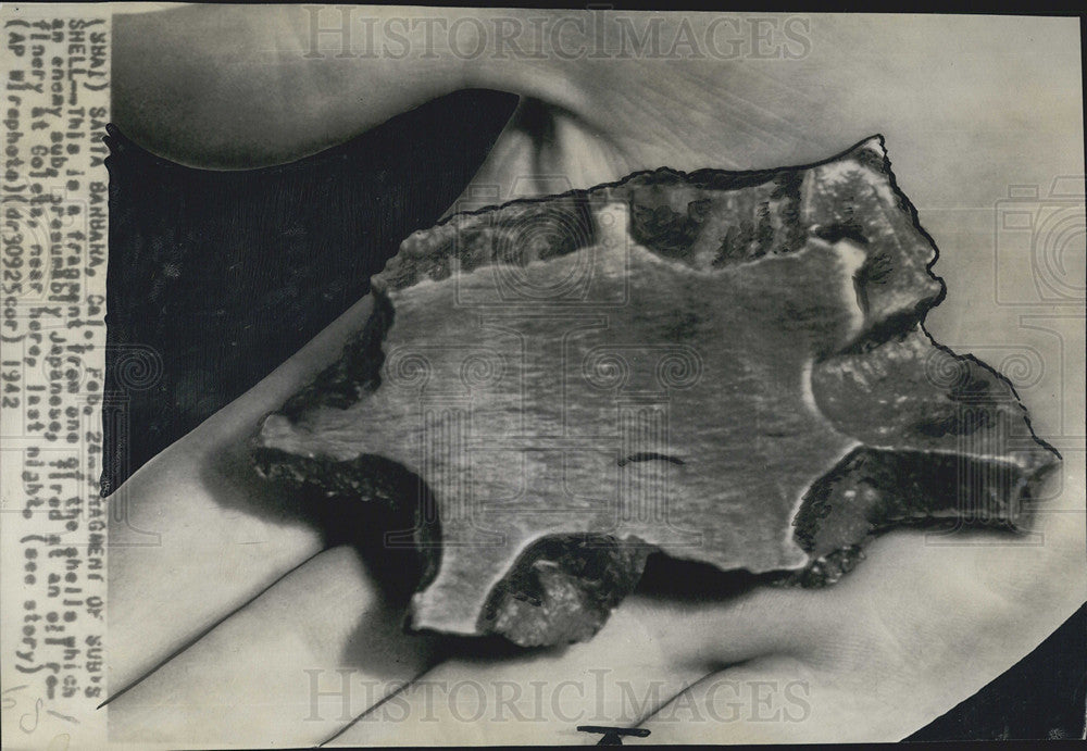 1942 Press Photo Fragment from shell fired at an oil refinery near Santa Barbara - Historic Images
