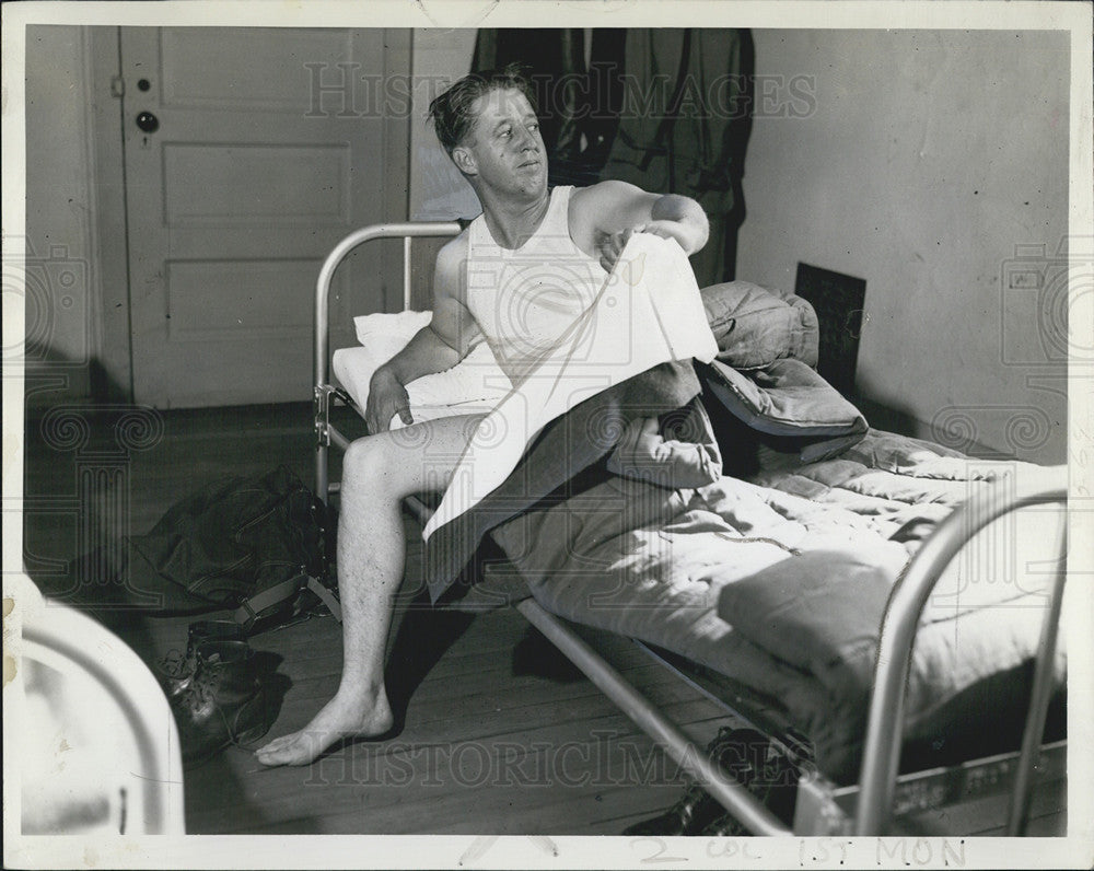 1940 Press Photo Soldier Waking Up Bert Van Dyk Fort Sheridan World War II - Historic Images