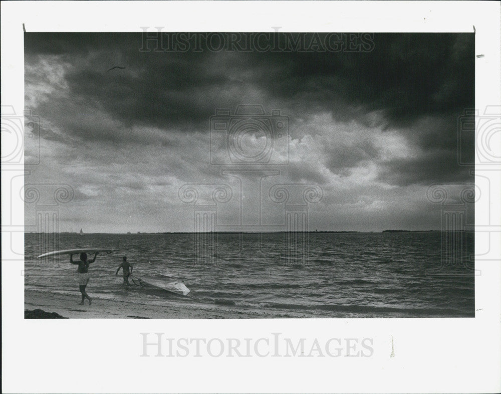 1989 Press Photo Wind surfers as a storm moves in over Dunedin Causeway - Historic Images