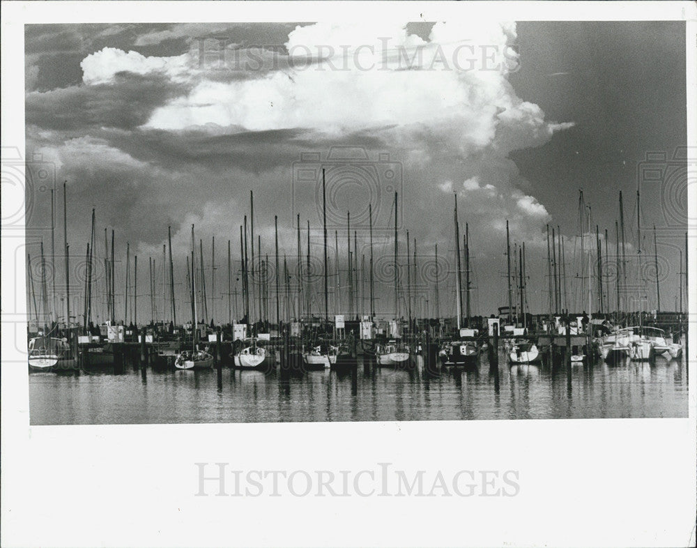 1990 Press Photo Storm Clouds loom over sailboats in St. Petersburg City Marina - Historic Images