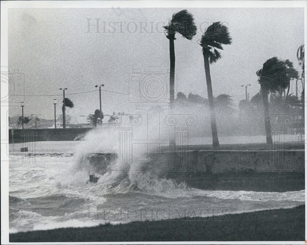 1983 Press Photo Wind-whipped waves cascade over the seawall at the Vinoy Basin - Historic Images