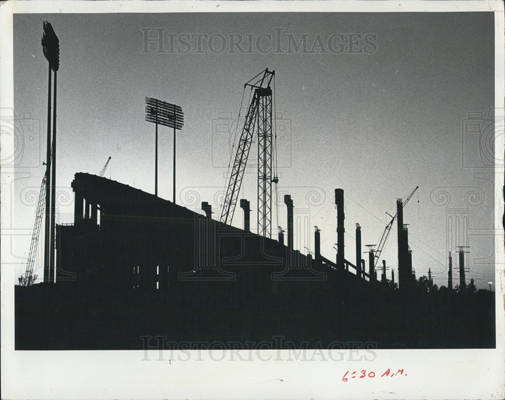 1975 Press Photo Tampa Stadium to expand from 47,000 seats to 72,000 - Historic Images