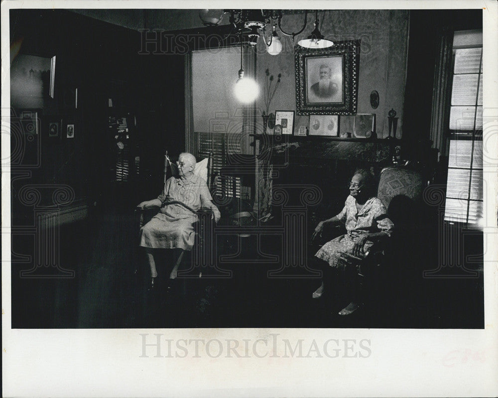 1973 Press Photo Two unidentified women - Historic Images