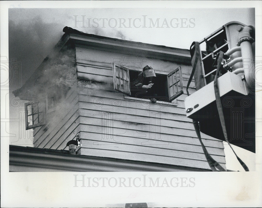 1977 Press Photo Lightning Strikes Funeral Home In Florida/Fire Department - Historic Images