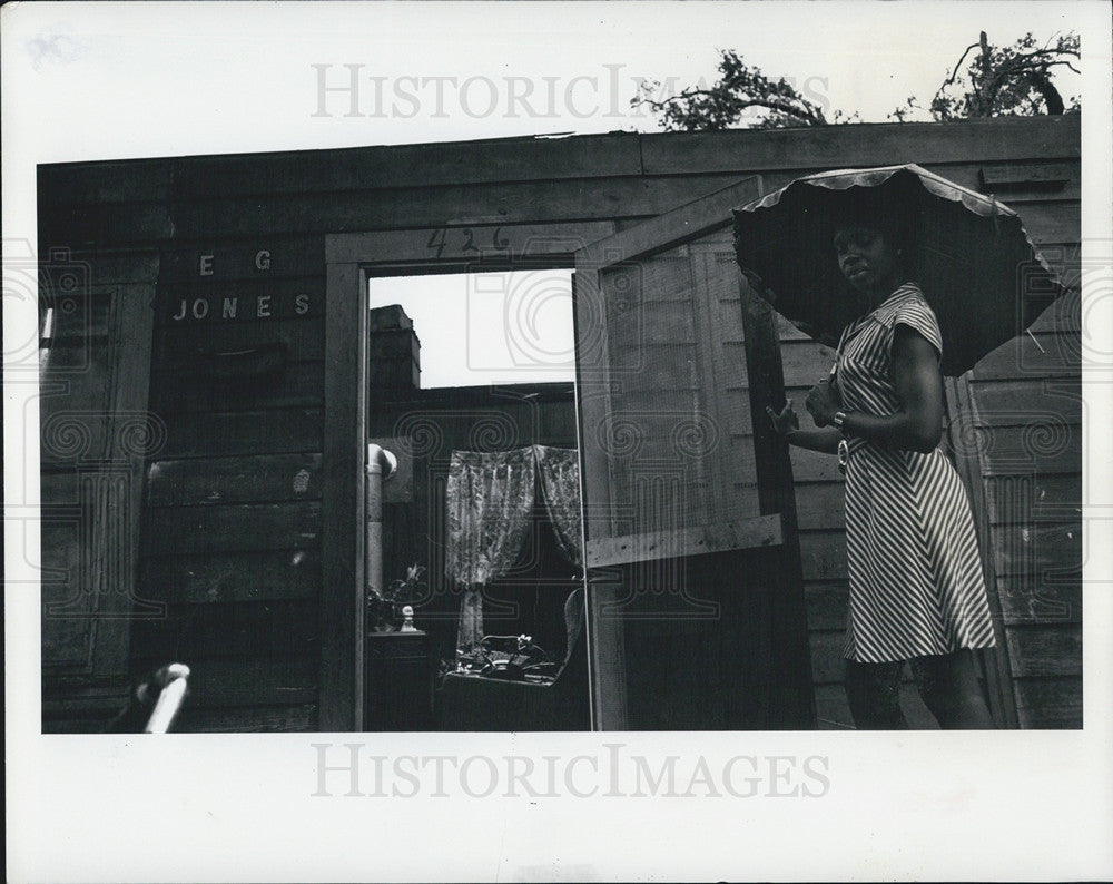 1977 Press Photo Pat Hamilton, Roofless Home, Bradenton, Florida - Historic Images