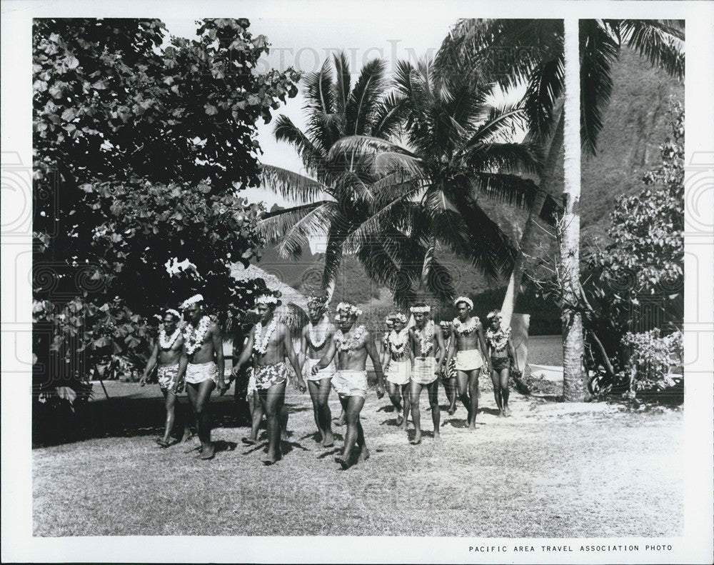 Press Photo Dancers, Tahiti - Historic Images