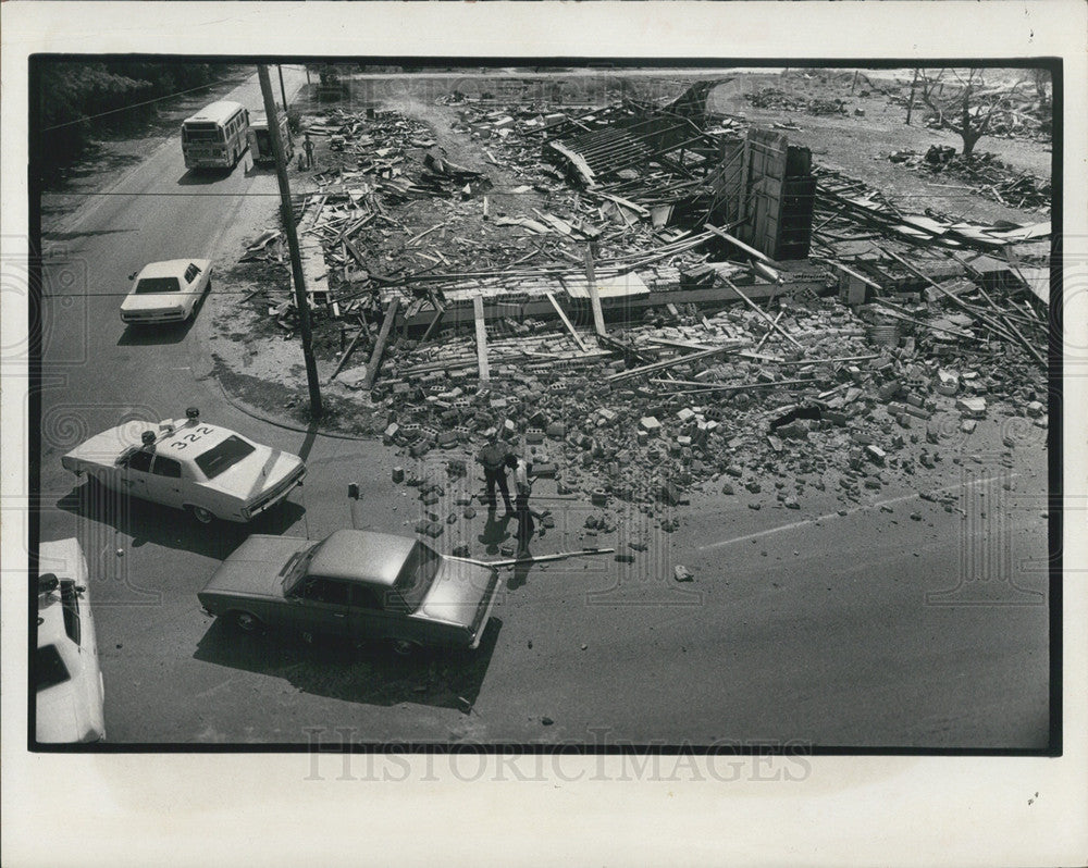 1974 Press Photo St Petersburg Wall Blown Down Interstate 275 - Historic Images