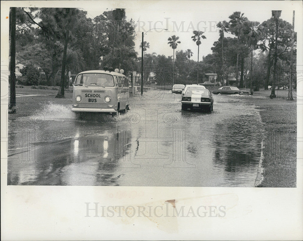 1973 Press Photo School Bus Flood Waters Snell Isle Blvd Rafael Thunderstorm - Historic Images