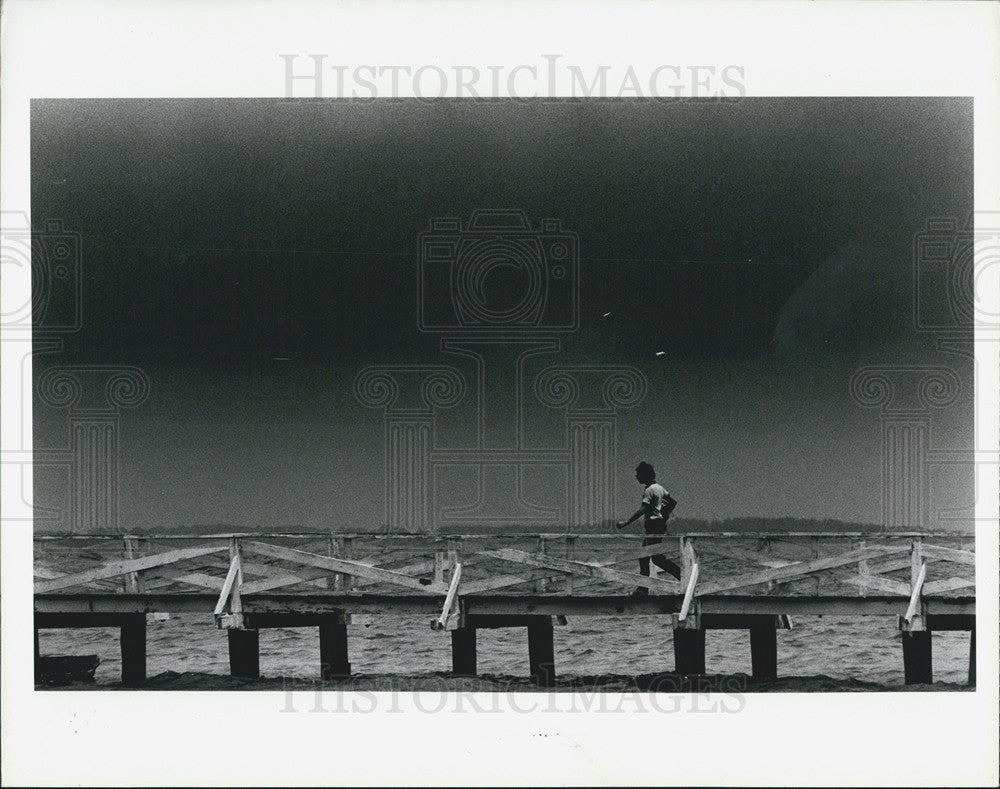 1981 Press Photo Jogger Pier Intercoastal Waterway Dunedin Florida Storm Beach - Historic Images