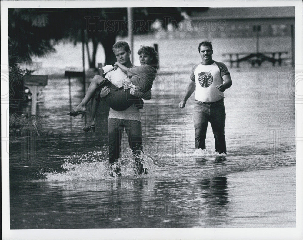 1982 Press Photo A Man Carries A Woman Over Storm Waters - Historic Images