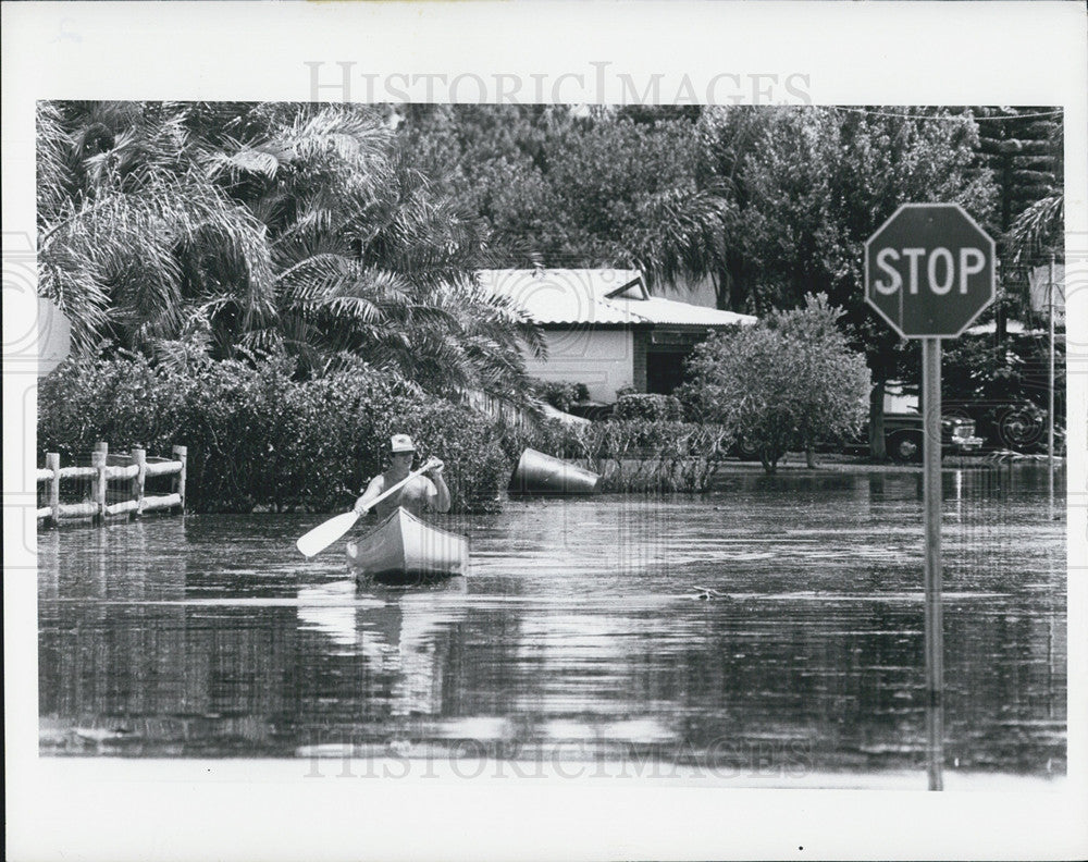 Press Photo A Man Canoeing After Storm Floods Street - Historic Images