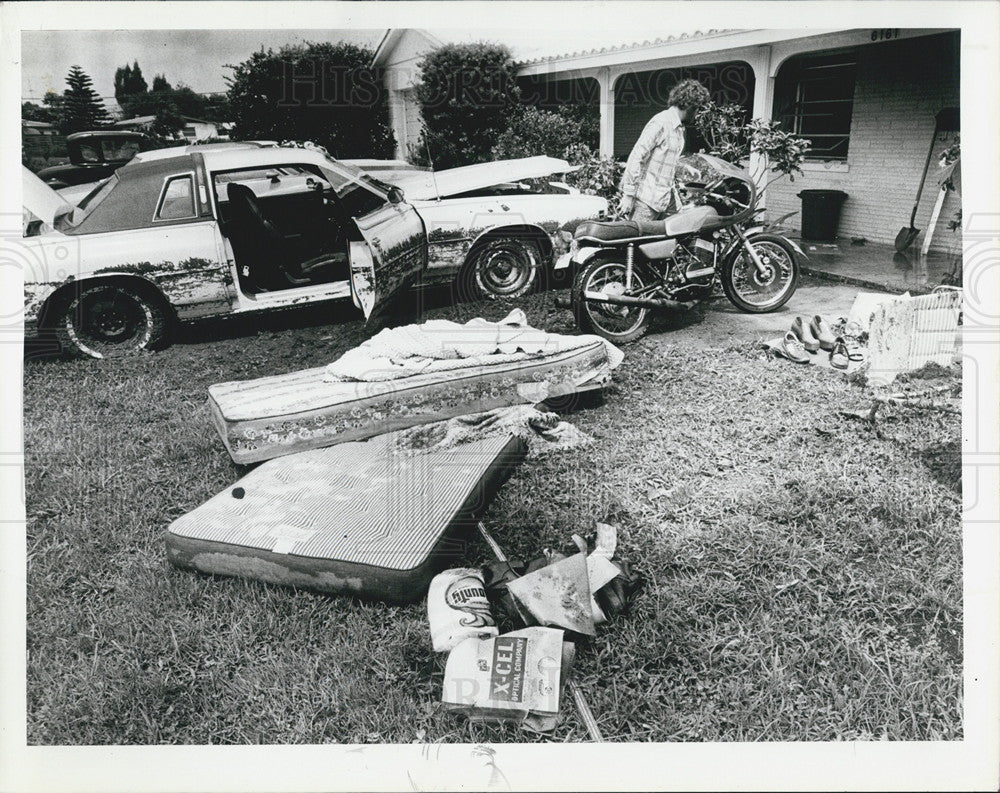 1979 Press Photo Jim Gile Starts Putting Things Back Together After Flood - Historic Images