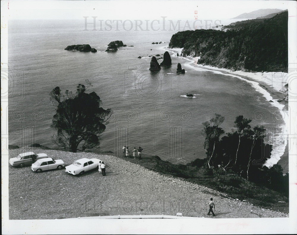 1968 Press Photo Arnott Point provides a typical coastal scene - Historic Images