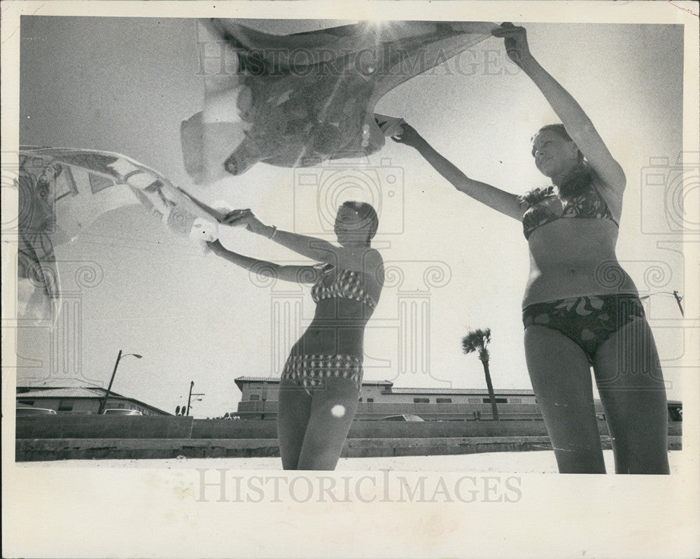 1973 Press Photo Beach Girls at Pass-a-Grille Florida. - Historic Images