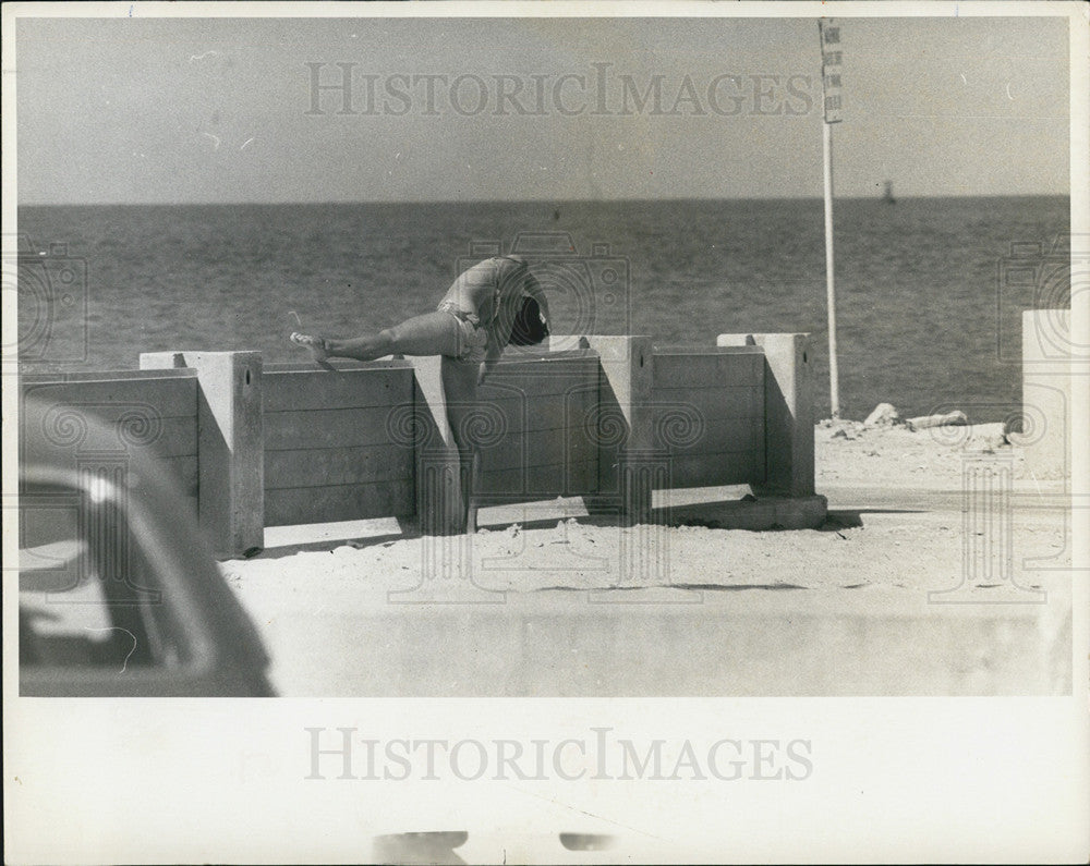 1971 Press Photo Beach Ballet, Rose Lampe, practices ballet exercise. - Historic Images