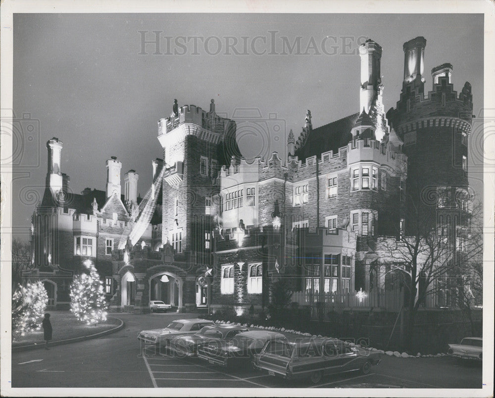 Press Photo Toronto&#39;s Casa Loma is a Floodlit Fantasy Land at Christmas. - Historic Images