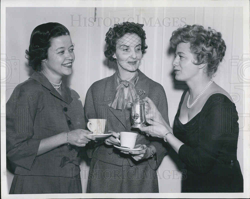 1959 Press Photo Mrs William Collins Jr, Actress Shelly Winters - Historic Images