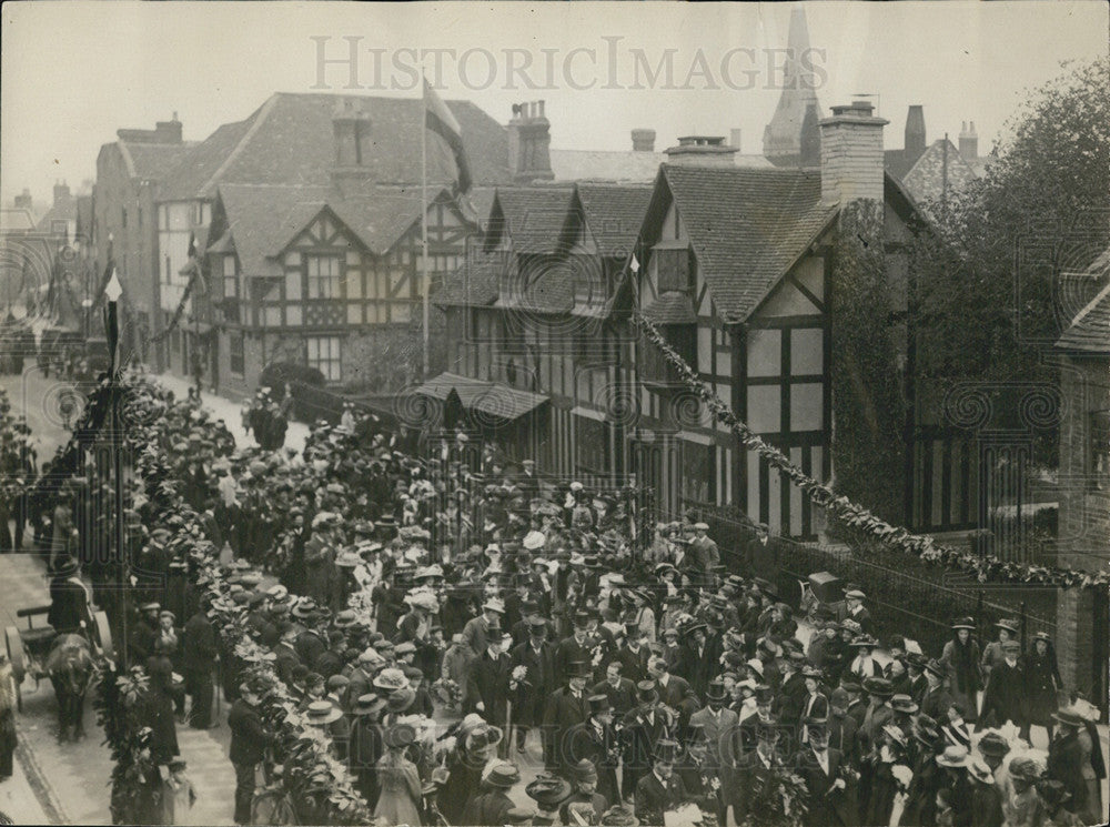 Press Photo Procession Leaving Shakespeare&#39;s Birthplace. Shakespeare Festival - Historic Images