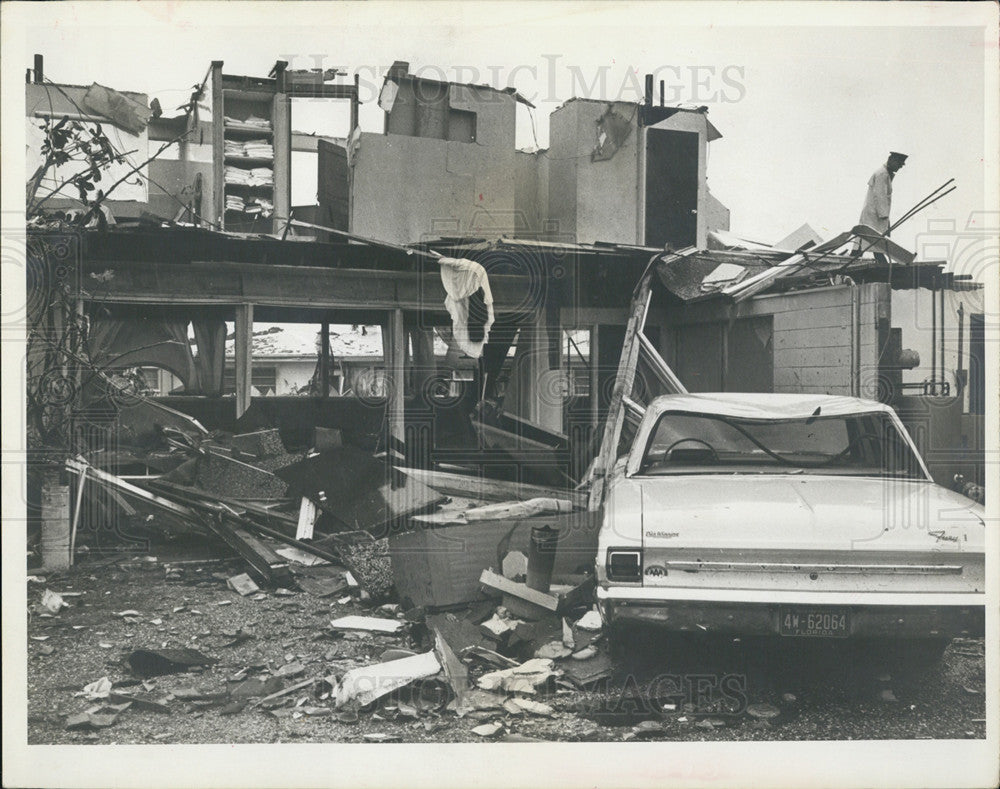 1966 Press Photo Aftermath of a tornado that hit Pinellas County - Historic Images