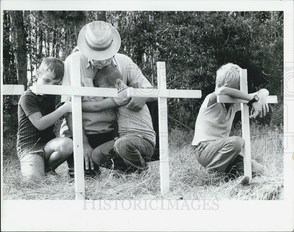 1987 Press Photo Jim Tisdale &amp; grandson Brian with David &amp; BJ erected crosses - Historic Images