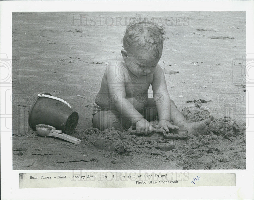 1989 Press Photo Ashley Jones uses shovel to dig in sand at Pine Island - Historic Images