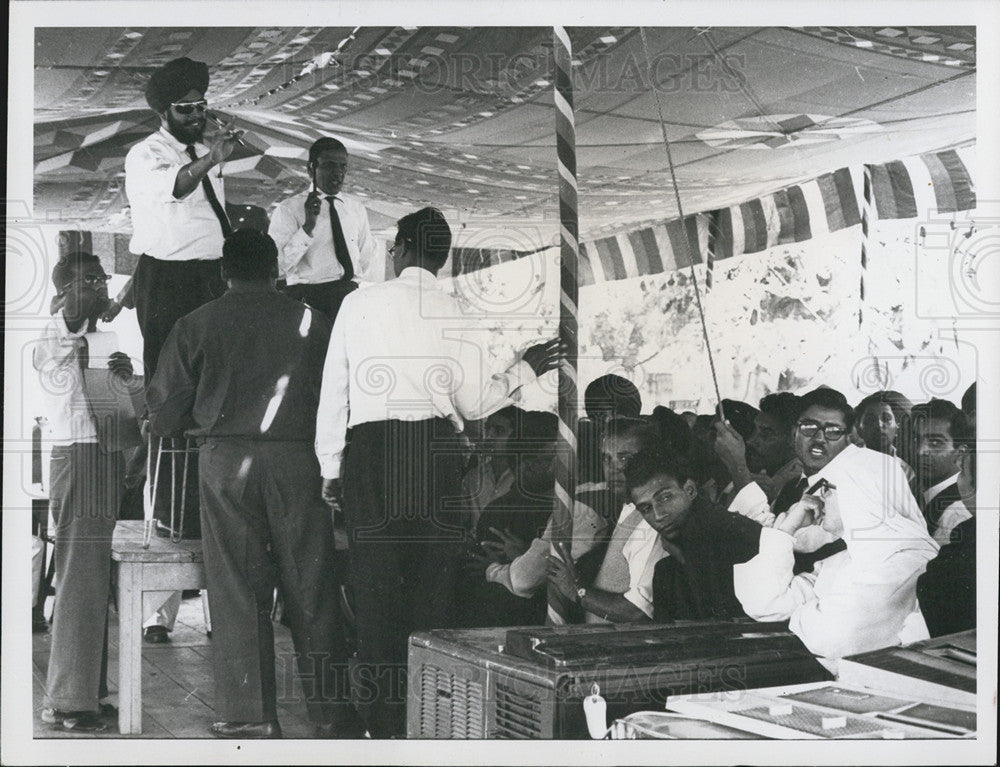 1966 Press Photo Sikh Assistant Bidding for a Number of Broken Air Conditioners - Historic Images