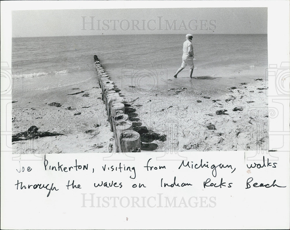 1983 Press Photo Joe Pinkerton Lone Traveler on Indian Rocks Beach - Historic Images