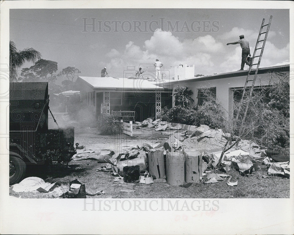 1966 Press Photo Repair damaged home on Pinellas Point Drive, St. Petersburg - Historic Images