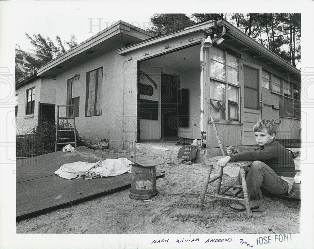 1983 Press Photo Mark Andrews Sits Outside Indian Rocks Beach Residence - Historic Images