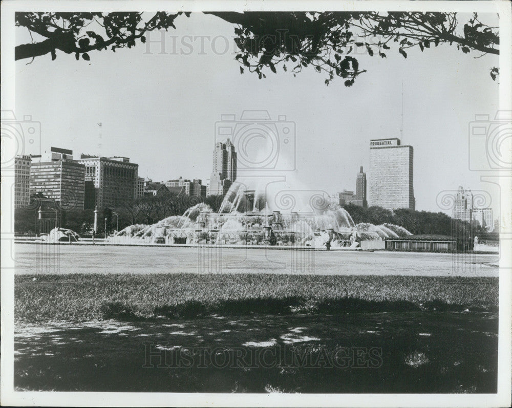 1966 Press Photo Pictured is the Buckingham Memorial Fountain in Chicago. - Historic Images