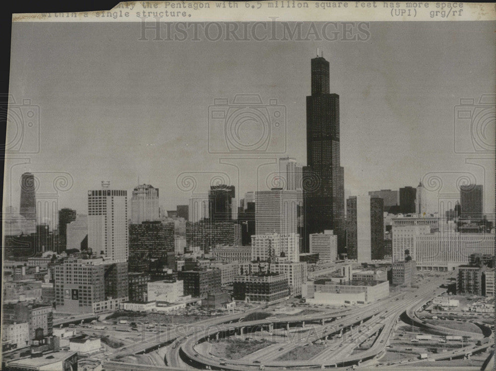 1974 Press Photo Sears Tower in downtown Chicago stands 1,454-feet. - Historic Images