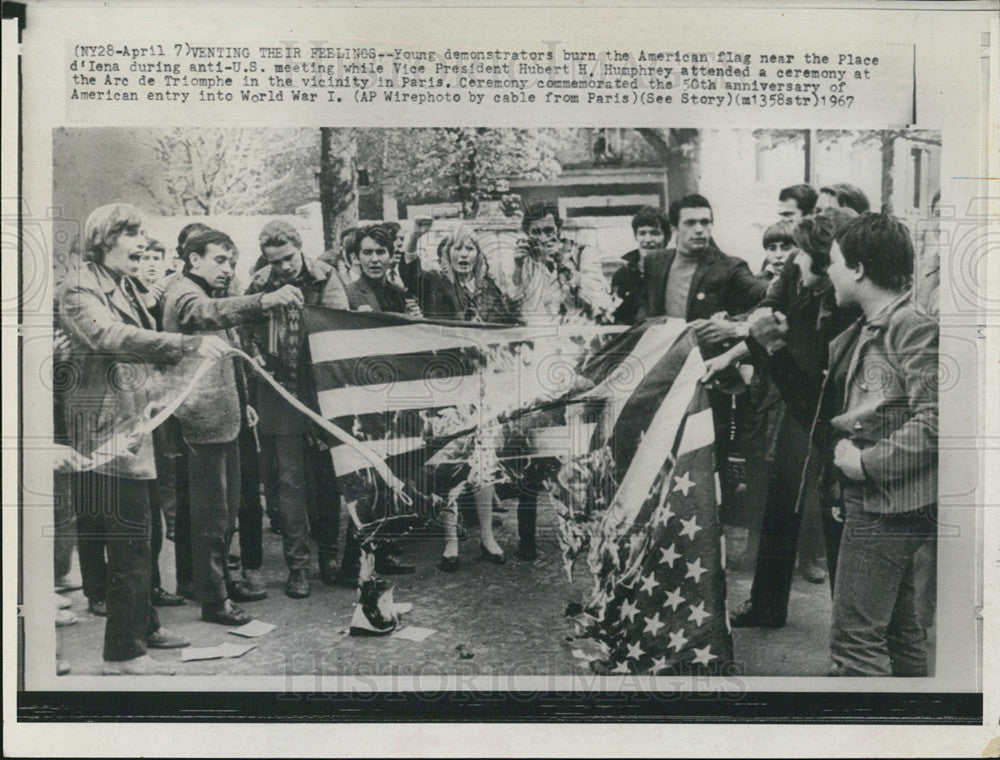 1967 Press Photo Young demonstrators burn the American Flag in Paris - Historic Images