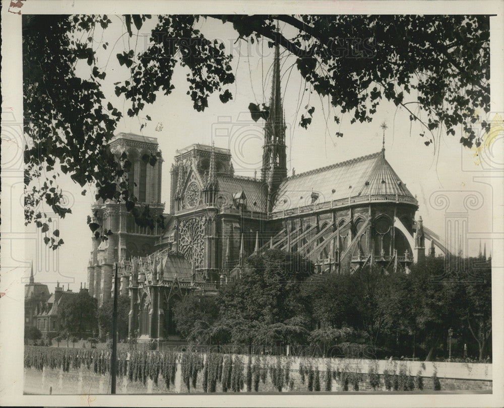 1986 Press Photo Notre Dame Cathedral in Paris features flying buttresses - Historic Images