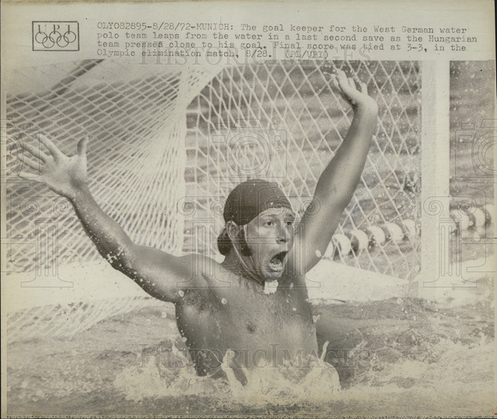 1972 Press Photo Goal keeper for West German water polo team leaps from water - Historic Images
