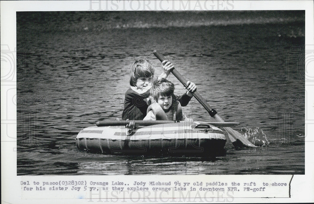 1983 Press Photo Paddling in Orange Lake in New Port Richey, Florida - Historic Images