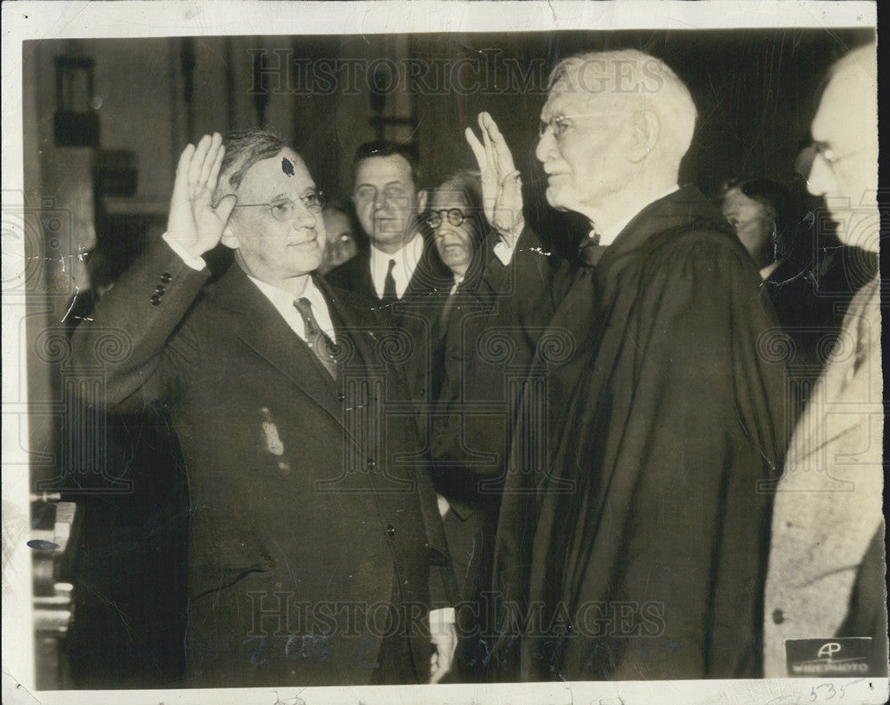 1935 Press Photo Governor re-elect Landon gets sworn in by Chief Justice Johnsto - Historic Images