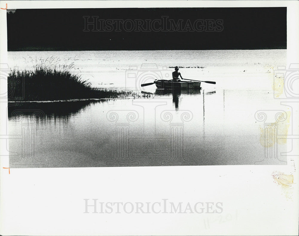 1980 Press Photo A lone boater in Lake Taylor, Largo Florida - Historic Images