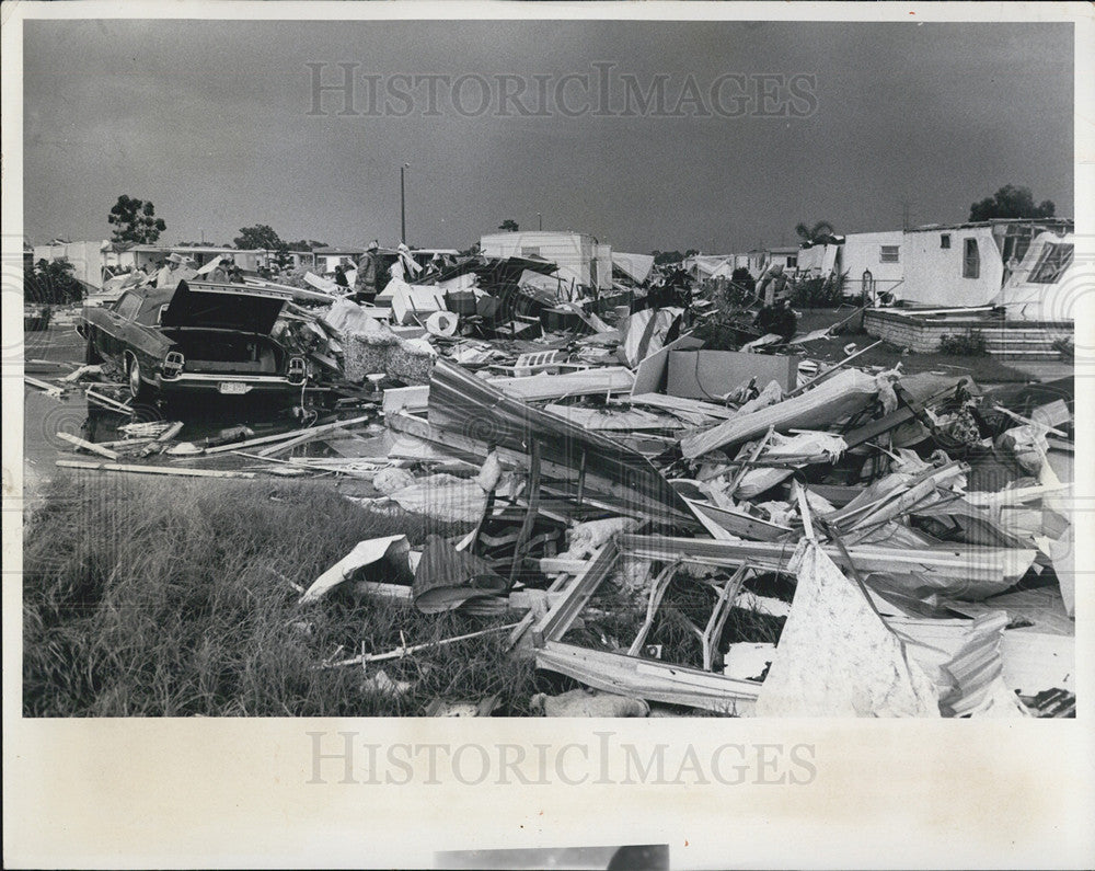 1976 Press Photo Broken homes, scatteres debris tornado in Pinellas - Historic Images