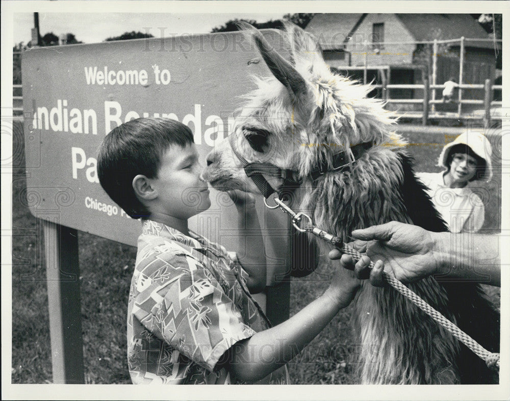 1987 Press Photo Ryan Anderson &amp; Susie at Indian Boundary Park Zoo - Historic Images