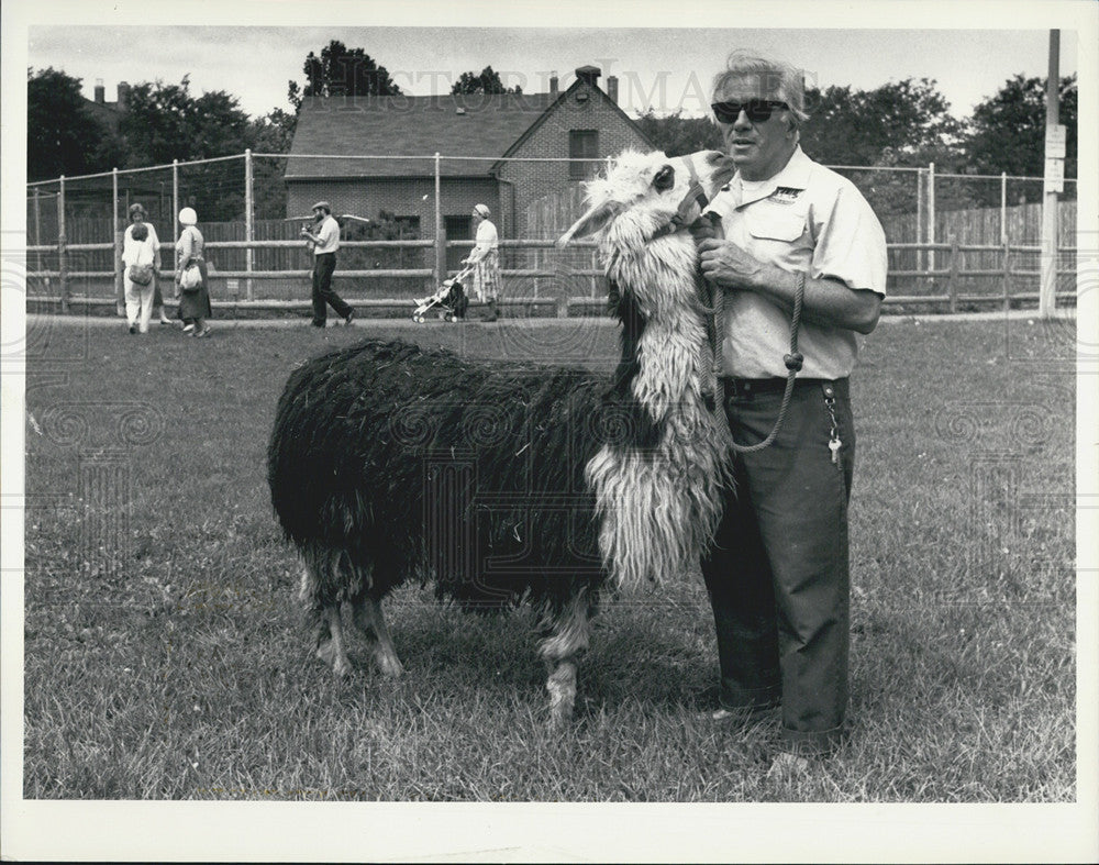 1987 Press Photo Carlo Interrante Animal Keeper at Indian Boundary Park Zoo - Historic Images