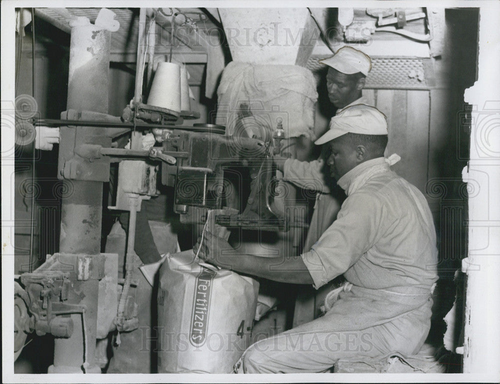 Press Photo Sewing tops of bags at the Virginia Carolina Fertilizer Plant - Historic Images