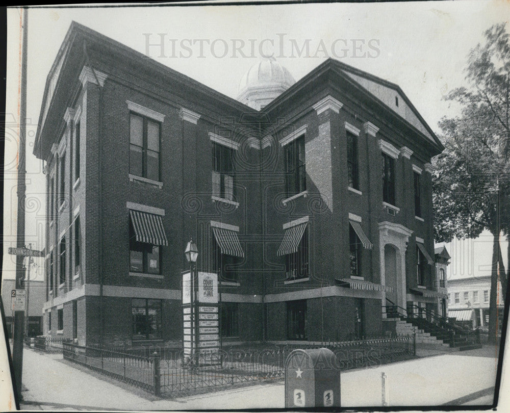 1975 Press Photo McHenry County Courthouse in Woodstock built in 1857 - Historic Images