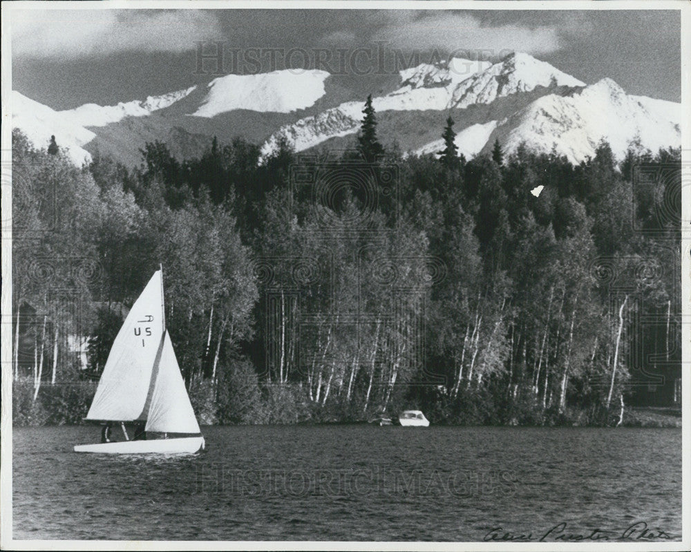 1978 Press Photo Chugach Mountain range Alaska Big Lake sailboat - Historic Images