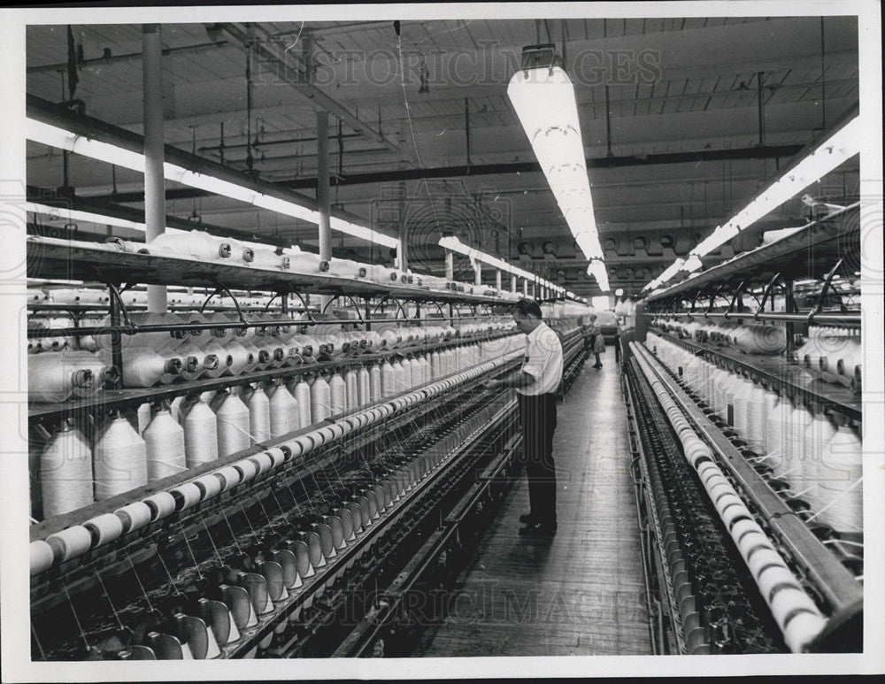 1964 Press Photo Rows Of Bobbins Textile Room Waumbec Mills Manchester - Historic Images