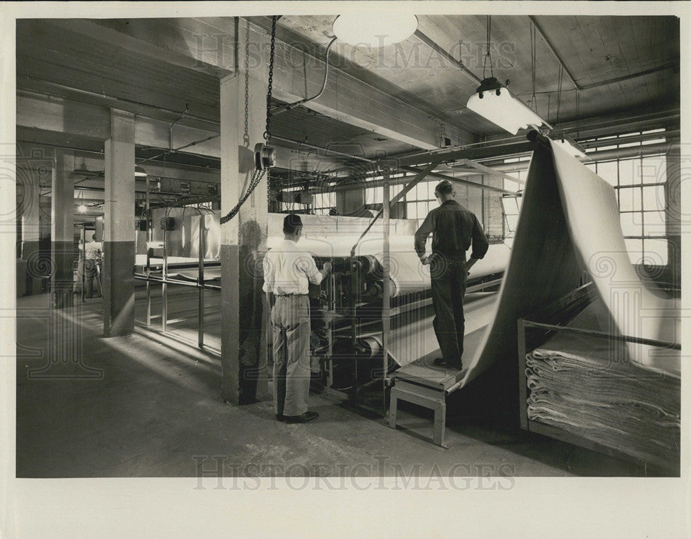 1964 Press Photo Textile Mill Workers With Machinery Georgia - Historic Images