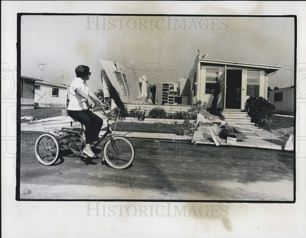 1973 Press Photo East Bay Oaks Mobile Home Park Tornado Damage Cleanup Largo - Historic Images