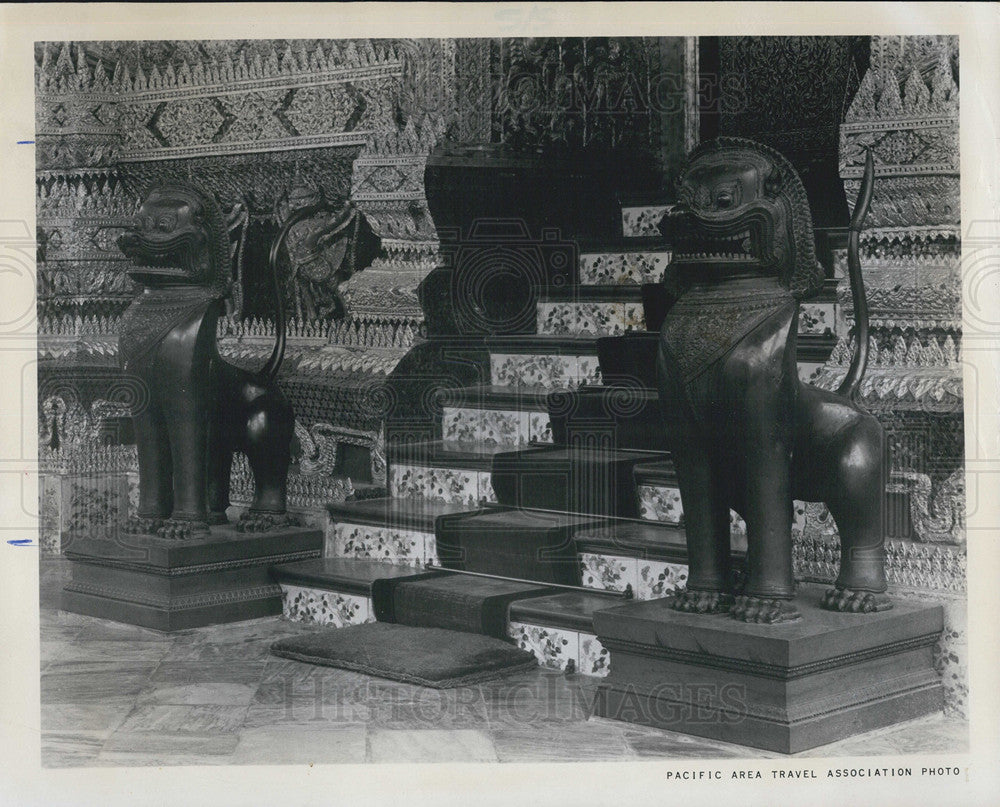 1964 Press Photo Thailand Temple Entrance Lion Statues Bangkok - Historic Images