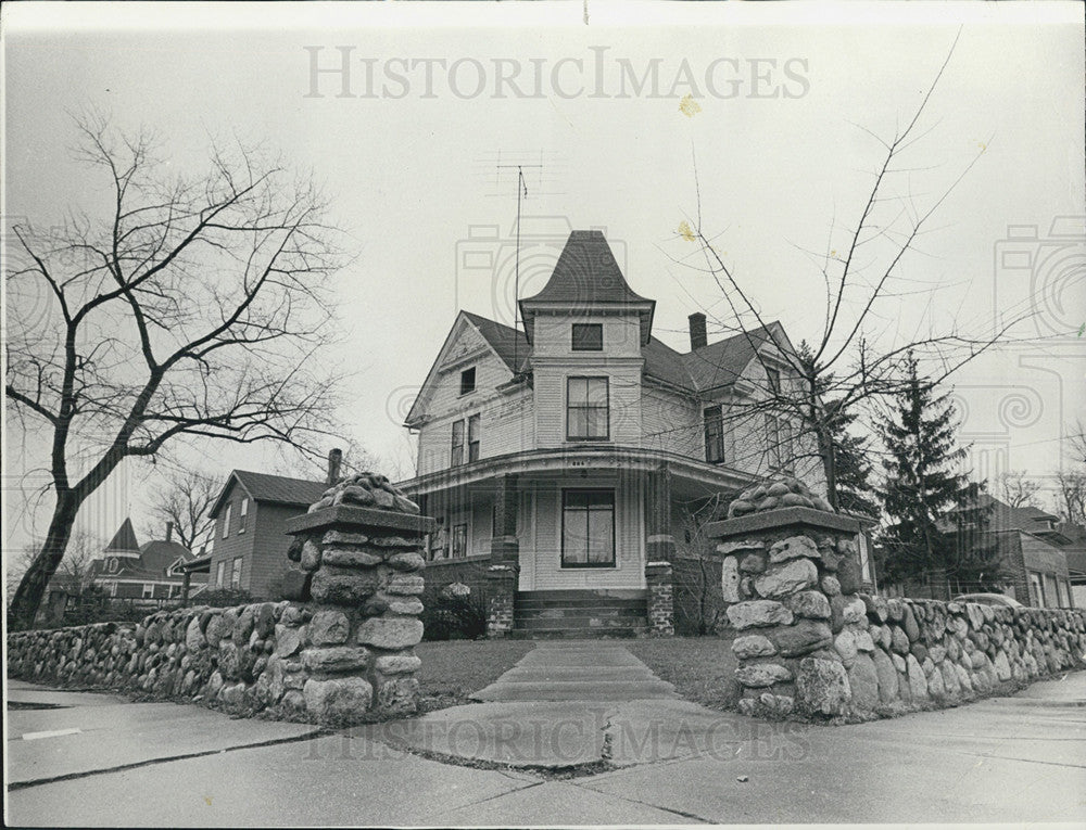 1966 Press Photo Woodstock Illinois Older Victorian Home From Sidewalk View - Historic Images