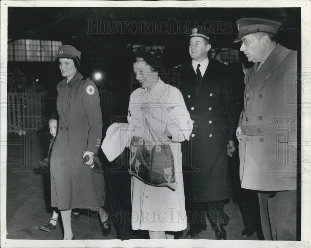 1943 Press Photo Mrs. Charles Whitaker and daughter, who was born on a Japanese - Historic Images