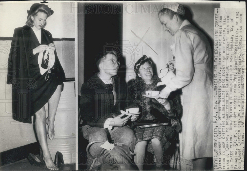 1943 Press Photo Diana Conner waits for her father to disembark off the Liner Gr - Historic Images